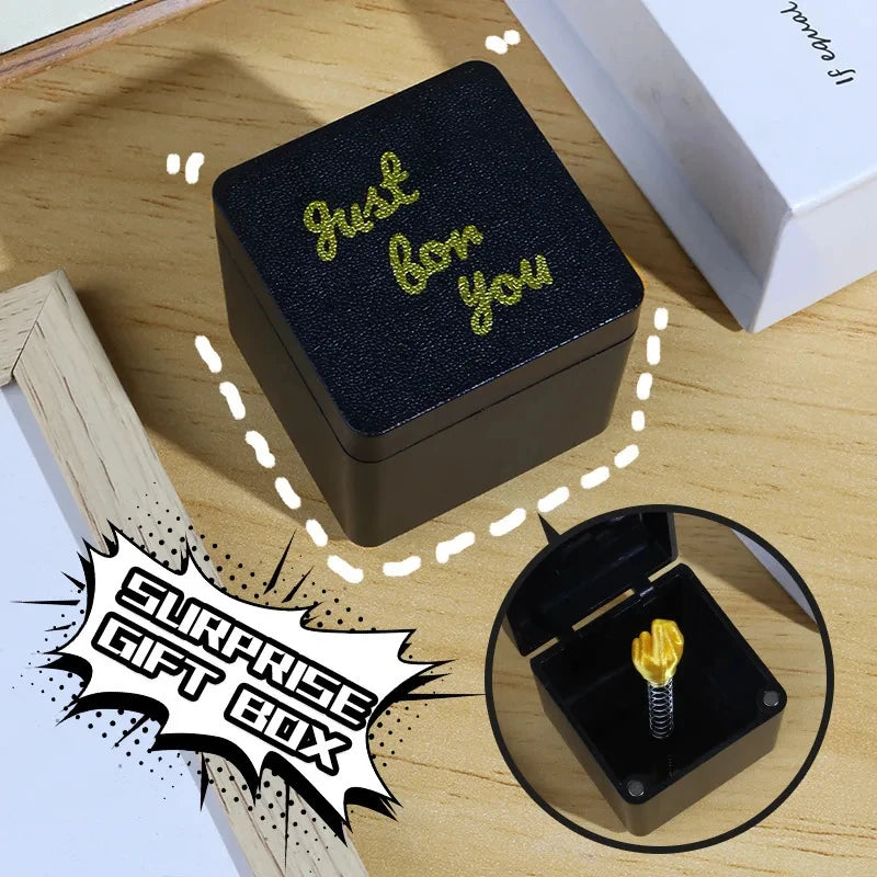 Weihnachtsgeschenk mit Mittelfinger in der Box, lustiger, kreativer Geschenkartikel, Büro- und Heimdekoration