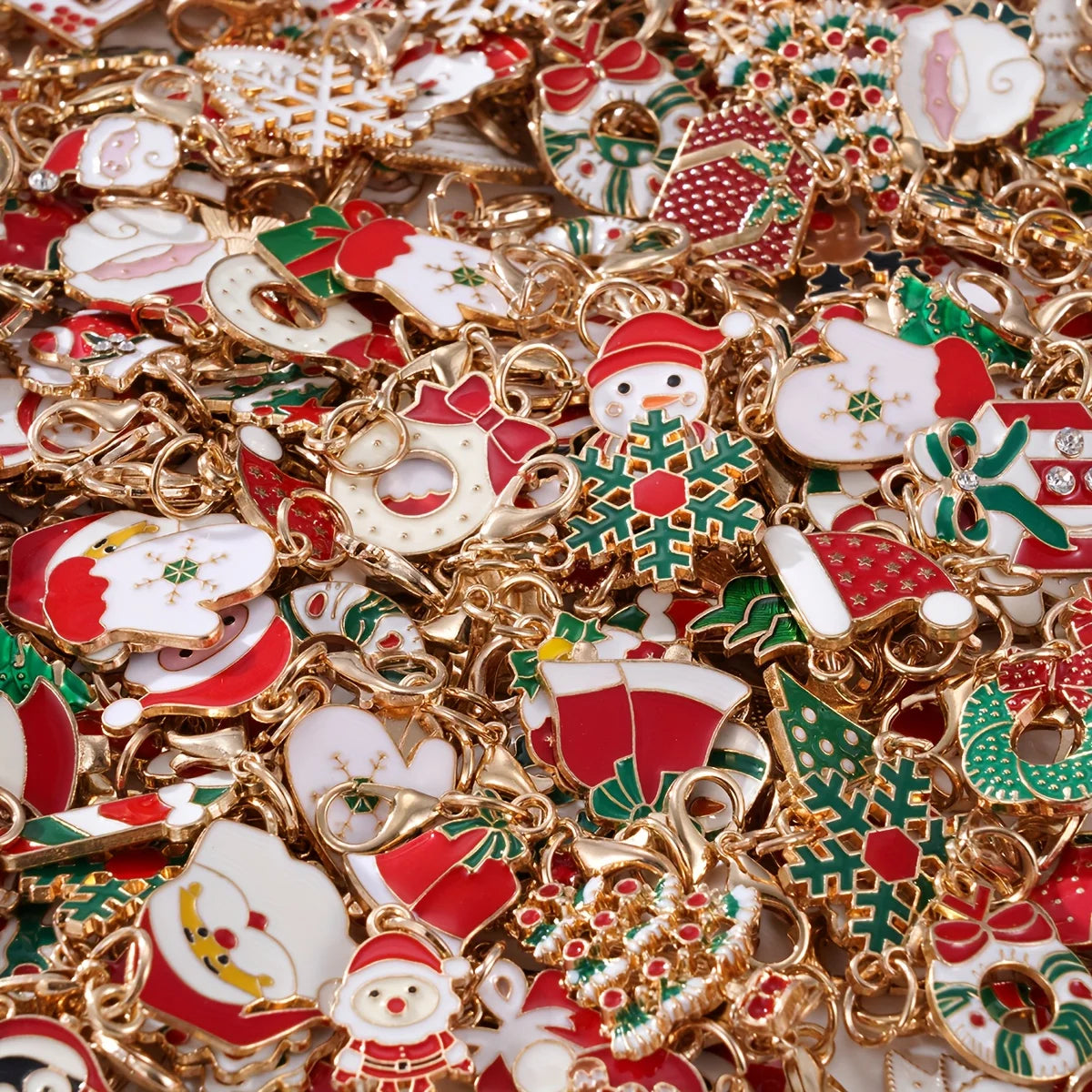 30 Stück zufällige gemischte Weihnachts-Schlüsselanhänger – Weihnachtsmann-, Baum-, Rentier- und Schneeflocken-Taschendekorationen, festliche Accessoires und Partygeschenke