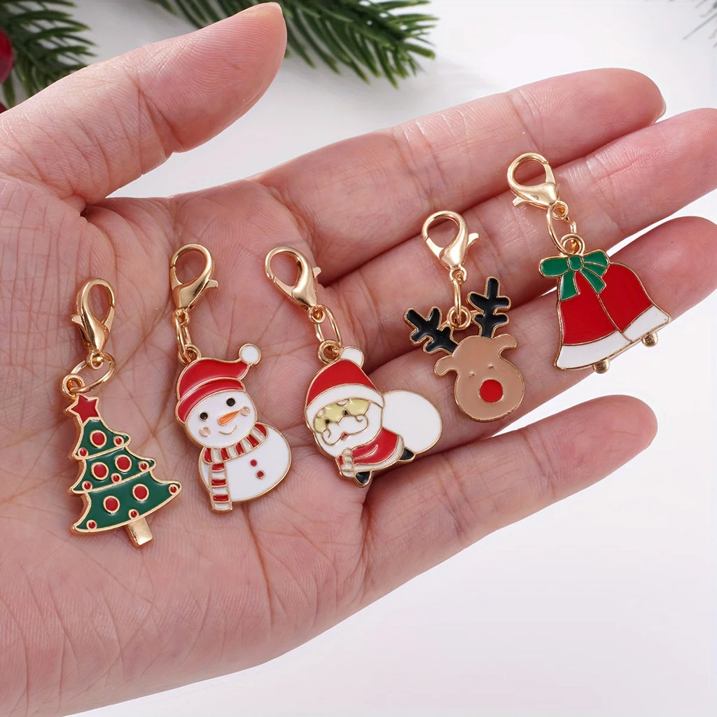 30 Stück zufällige gemischte Weihnachts-Schlüsselanhänger – Weihnachtsmann-, Baum-, Rentier- und Schneeflocken-Taschendekorationen, festliche Accessoires und Partygeschenke