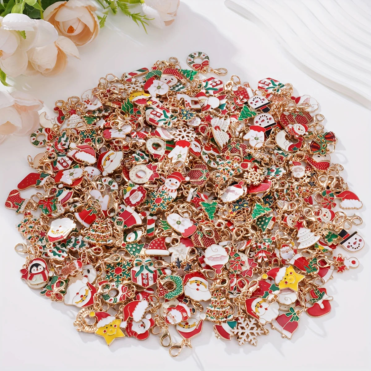 30 Stück zufällige gemischte Weihnachts-Schlüsselanhänger – Weihnachtsmann-, Baum-, Rentier- und Schneeflocken-Taschendekorationen, festliche Accessoires und Partygeschenke
