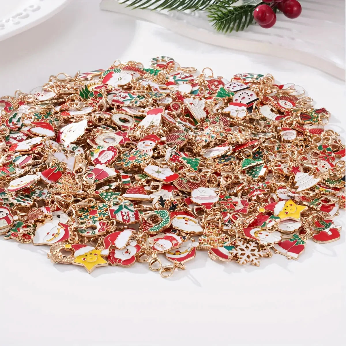 30 Stück zufällige gemischte Weihnachts-Schlüsselanhänger – Weihnachtsmann-, Baum-, Rentier- und Schneeflocken-Taschendekorationen, festliche Accessoires und Partygeschenke