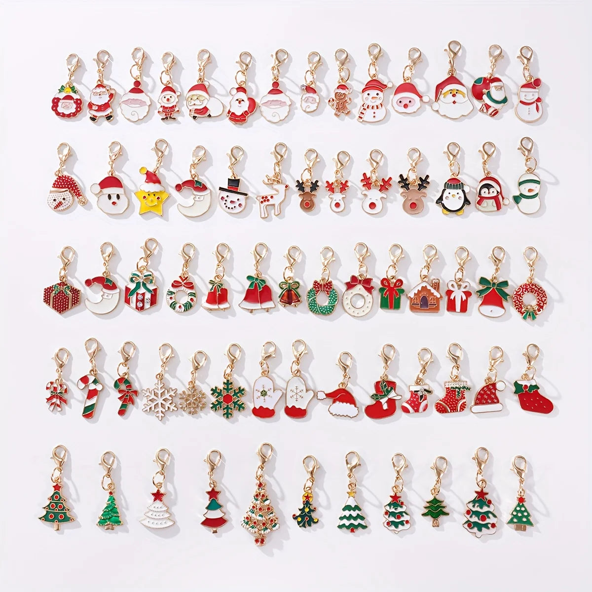 30 Stück zufällige gemischte Weihnachts-Schlüsselanhänger – Weihnachtsmann-, Baum-, Rentier- und Schneeflocken-Taschendekorationen, festliche Accessoires und Partygeschenke