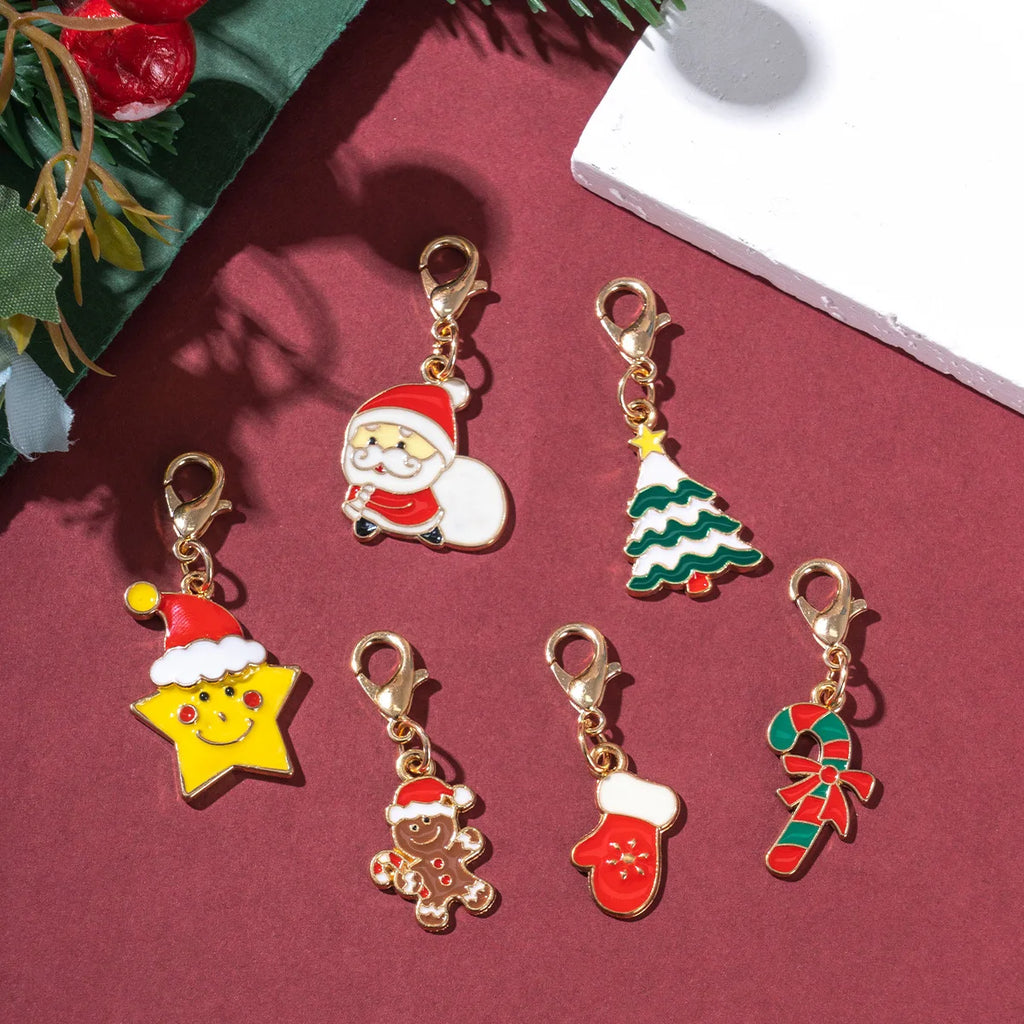 30 Stück zufällige gemischte Weihnachts-Schlüsselanhänger – Weihnachtsmann-, Baum-, Rentier- und Schneeflocken-Taschendekorationen, festliche Accessoires und Partygeschenke